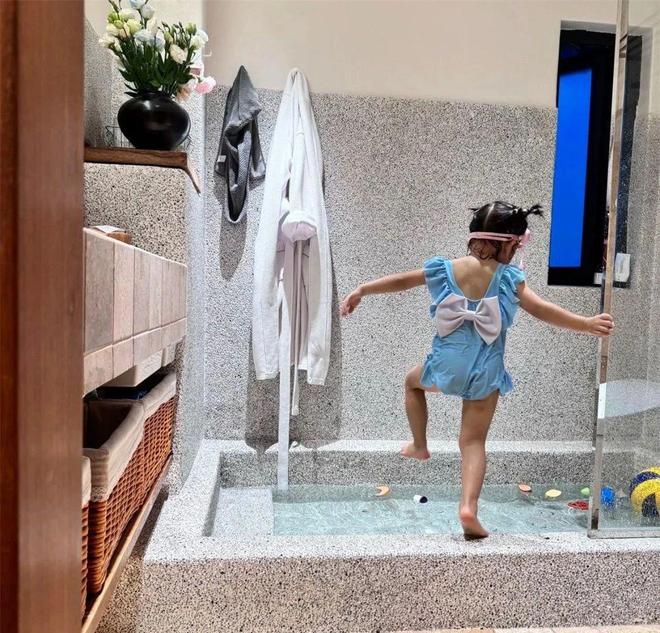 砌浴池”火了！孩子玩得欢还能泡澡乐趣满满ag真人平台第一游戏重庆一户人家的“砖