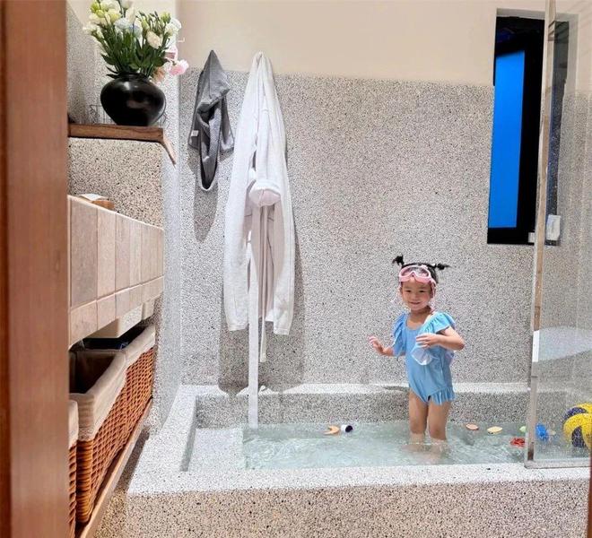 砌浴池”火了!孩子玩得欢还能泡澡乐趣满满ag真人平台第一游戏重庆一户人家的“砖(图2) 砌浴池”火了!孩子玩得欢还能泡澡乐趣满满ag真人平台第一游戏重庆一户人家的“砖(图2)