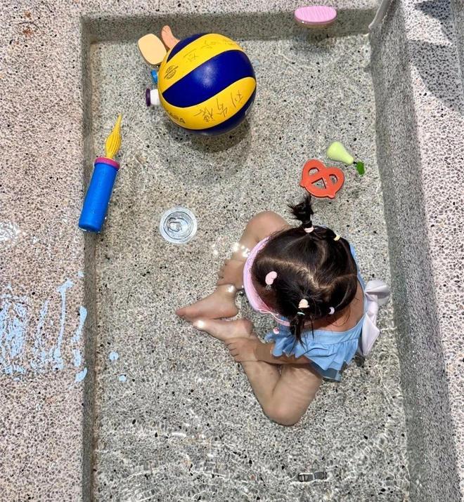 砌浴池”火了!孩子玩得欢还能泡澡乐趣满满ag真人平台第一游戏重庆一户人家的“砖(图5) 砌浴池”火了!孩子玩得欢还能泡澡乐趣满满ag真人平台第一游戏重庆一户人家的“砖(图5)