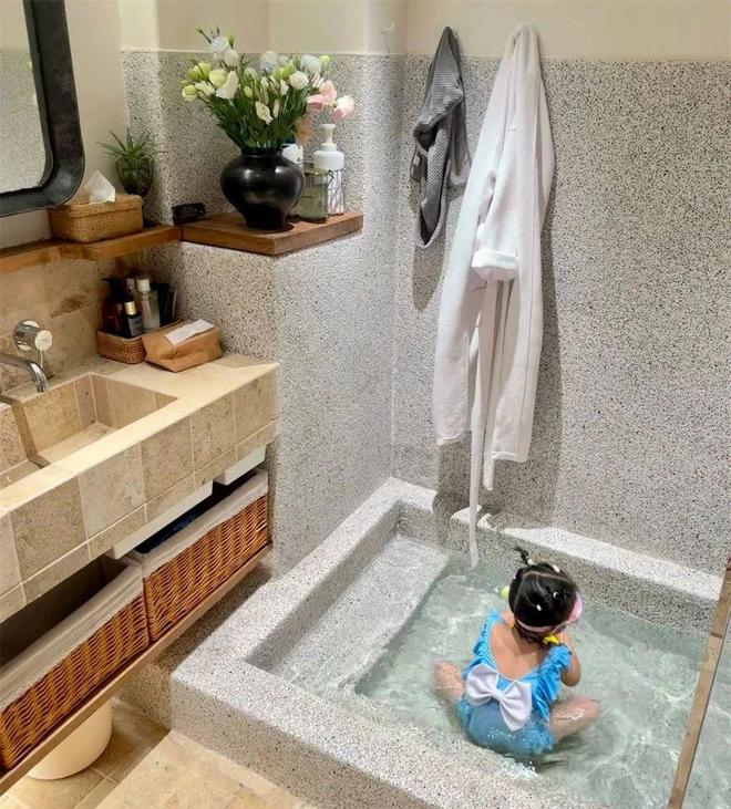 砌浴池”火了!孩子玩得欢还能泡澡乐趣满满ag真人平台第一游戏重庆一户人家的“砖(图11) 砌浴池”火了!孩子玩得欢还能泡澡乐趣满满ag真人平台第一游戏重庆一户人家的“砖(图11)
