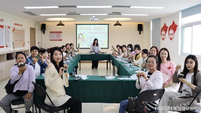 同行”——关爱巾帼司机母亲节暖心活动AG真人澳门百家家乐“香伴车程 母爱(图2)