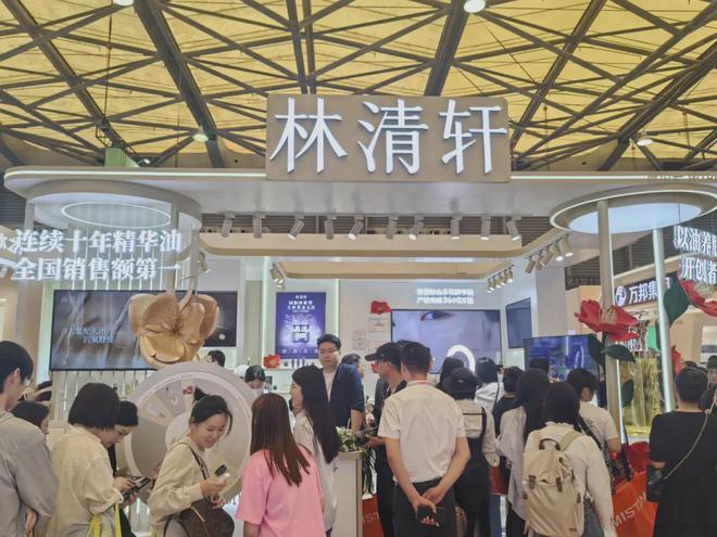 自然堂等美妆企业亮相美博会！AG真人登录【现场】家化、(图23)